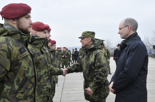 Medaile předával spolu s generálem Vernerem velvyslanec SRN v Praze Christoph Israng