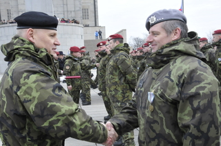 Vojákům k vyznamenání po návratu z Litvy blahopřál na Čestném dvoře Národního památníku na pražském Vítkově také velitel Vojenské policie z Tábora plukovník gšt. Roman Bis