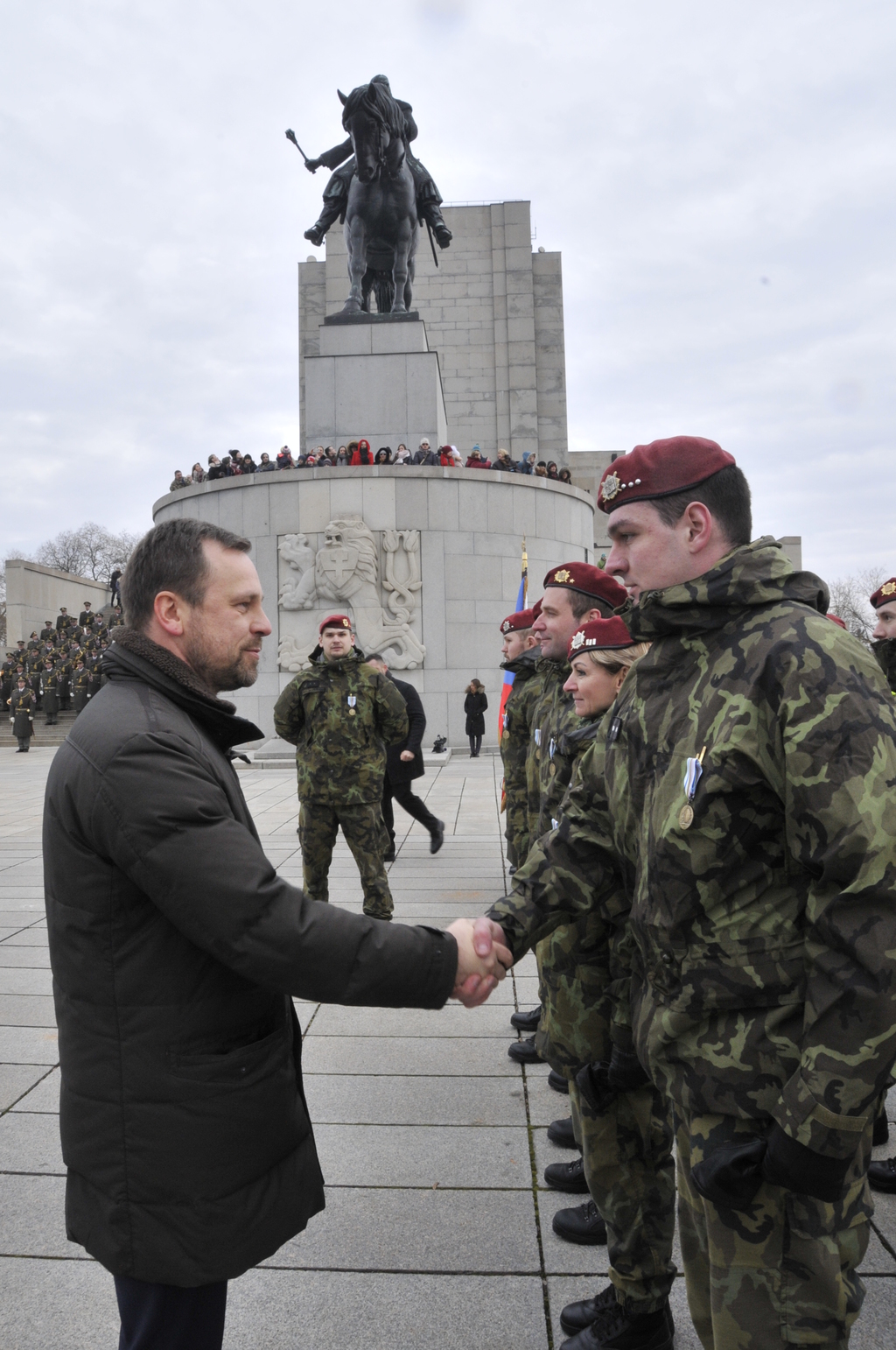 Velvyslanec Litevské republiky Edvilas Raudonikis blahopřeje vojákům k uděleným vyznamenáním