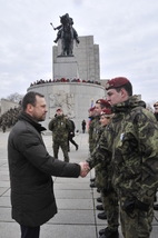 Velvyslanec Litevské republiky Edvilas Raudonikis blahopřeje vojákům k uděleným vyznamenáním