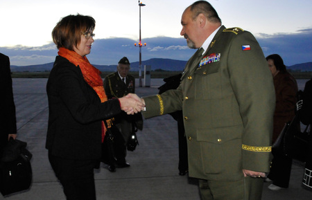 Náměstkyni Alenu Netolickou přivítal na letišti v Košicích přidělenec obrany ČR na Slovensku generál Ján Gurník