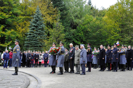Váleční veteráni právě zahájili pietní akt u památníku na Dukle položením smutečních věnců