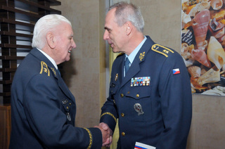 Velitel Vzdušných sil AČR generálmajor Petr Hromek blahopřeje poslednímu žijícímu českému příslušníku britské RAF generálmajoru Emilu Bočkovi k 96. narozeninám