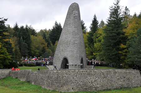 Památník věnovaný vojákům československého armádního sboru navštívily v pátek 6. října davy lidí, aby uctily památku těch, kteří Dukelským průsmykem přinesli vytouženou svobodu
