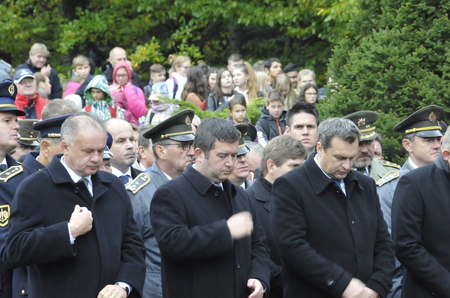 Při bohoslužbě - zleva: prezident SR Andrej Kiska, předseda Poslanecké sněmovny ČR Jan Hamáček a předseda Národní rady SR Andrej Danko