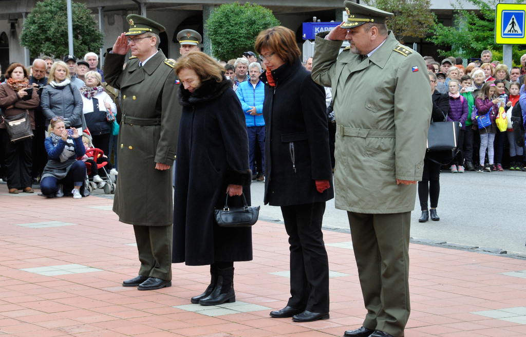 Česká delegace vzdala úctu hrdinům od Dukly: generál Jaroslav Linhart, velvyslankyně Livia Klausová, náměstkyně Alena Netolická a přidělenec obrany generál Ján Gurník (zleva)