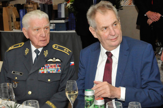 Oslavenec usedl ke stolu na čestné místo vedle prezidenta republiky