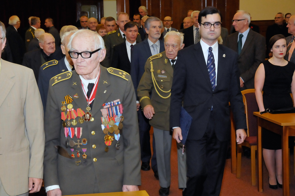 Čestné předsednictvo slavnostního shromáždění přichází do hlavního sálu Ministerstva obrany ČR