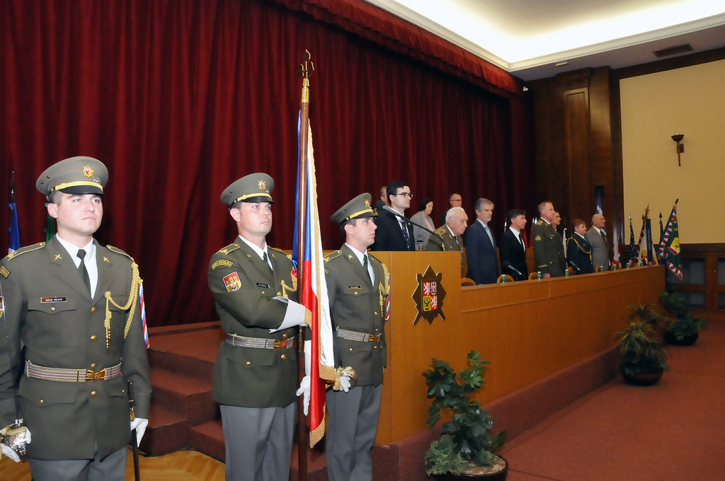 Ze zahájení slavnostního shromáždění - přinesení státní vlajky Čestnou stráží AČR