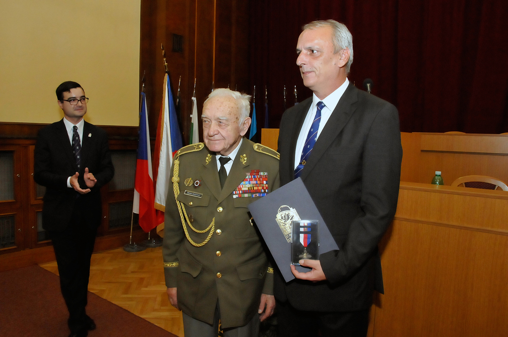 Brigádní generál Miloslav Masopust předal Petru Valocsaiovi Pamětní medaili ČsOL III. stupně, kterou mu předsednictvo Československé obce legionářské udělilo za zásluhy o šíření legionářských tradic