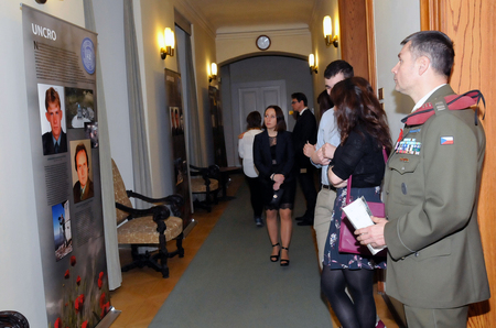 Výstavy In memoriam, která je poprvé v Senátu, se zúčastnily i rodiny padlých vojáků