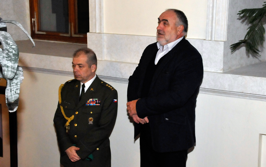 Výstavu v Senátu zahájili senátor Petr Šilar a plukovník Eduard Stehlík