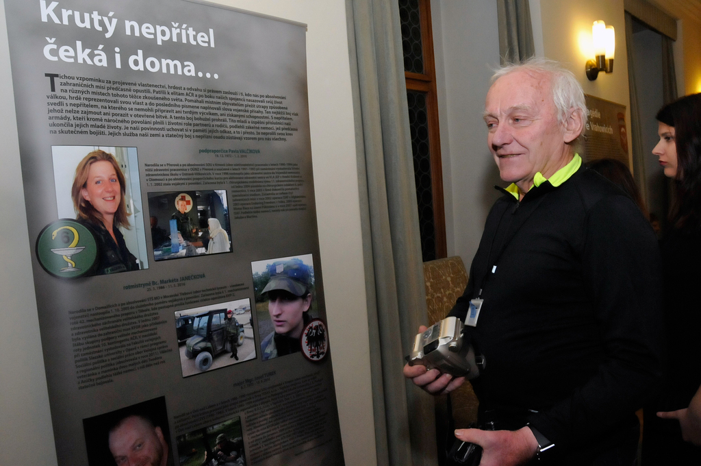 Otec podpraporčice Pavly Valčíkové, která se s polni nemocnicí účastnila celkem čtyř zahraničních misí, si prohlíží panel s fotografií své dcery