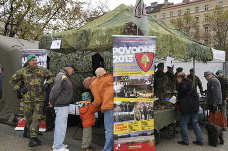 Příslušníci aktivní zálohy se na náměstí prezentovali svými zbraněmi a ve stánku spolu s nimi byli i vojáci Čestné stráže AČR z Posádkového velitelství Praha