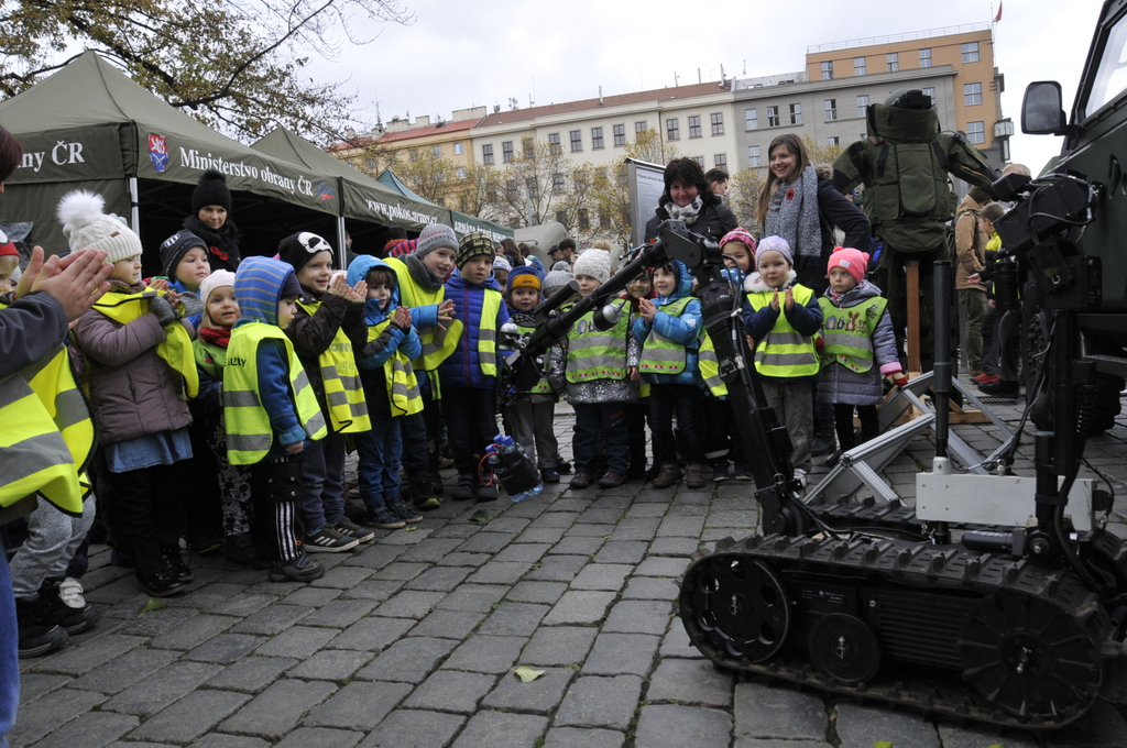Ženisté z jihočeské Bechyně přivezli do Prahy robota - pomocníka pyrotechniků