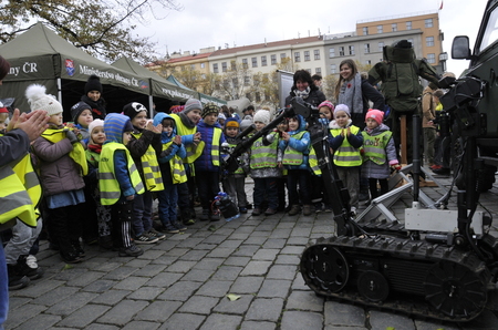 Ženisté z jihočeské Bechyně přivezli do Prahy robota - pomocníka pyrotechniků
