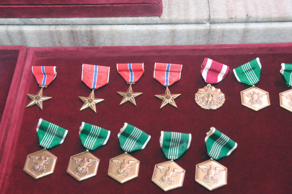 Část amerických vyznamenání, která obdrželi vojáci strážní roty BAF
