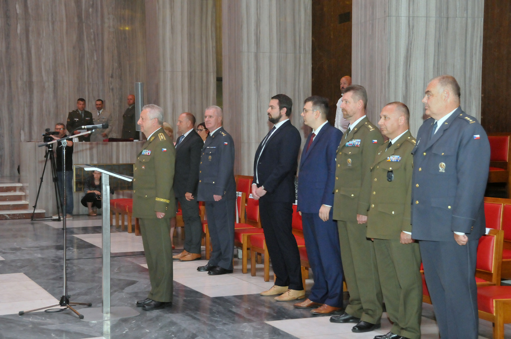 První zástupce náčelníka GŠ AČR generálporučík Jaromír Zůna pozdravil přítomné ve Slavnostní síni Národního památníku na Vítkově