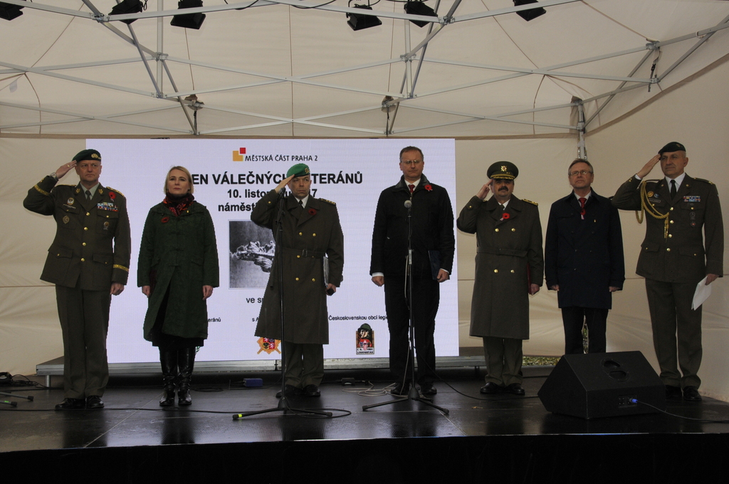 Čestní hosté vzpomínkového setkání na náměstí Míru v Praze 2