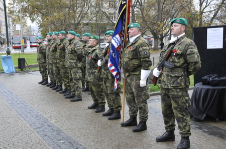 Jednotka AZ, která působí při KVV Praha-Středočeský kraj, se svým bojovým praporem přispěla i v nepříznivém počasí k slavnostní atmosféře