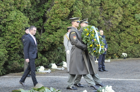 Také kosovský představitel položil smuteční věnec k památníku v pražských Ďáblicích, který připomíná oběti 1. světové války