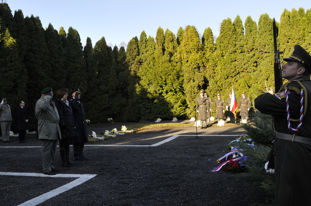 Spolu se zástupci Ministerstva obrany ČR a Generálního štábu AČR vzdal čest obětem 1. světové války také plukovník Jiří Vlasák za Československou obec legionářskou