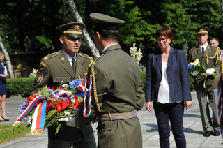 Za Ministerstvo obrany ČR položila věnec k památníku na Olšanských hřbitovech Alena Netolická