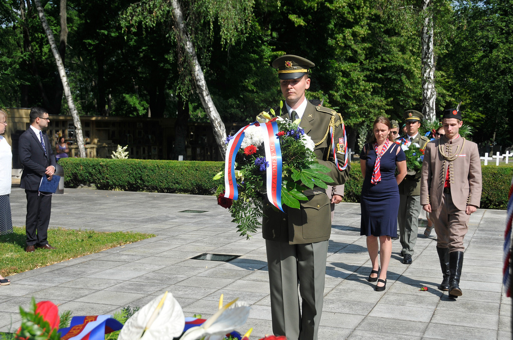 Smuteční kyticí uctili památku legionářů od Zborova také Sokolové