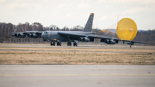 Ilustrační obrázek ke článkuAmerický bombardér B-52 cvičně přistál v Mošnově