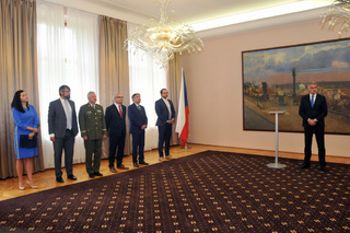 Na slavnostním předání smluv přivítal všechny přítomné ministr obrany Lubomír Metnar