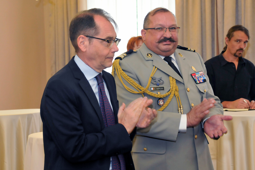 Předání smluv se konalo za přítomnosti francouzského velvyslance Rolanda Galharague a přidělence obrany Francie v Praze podplukovníka Daniela Kopeckého