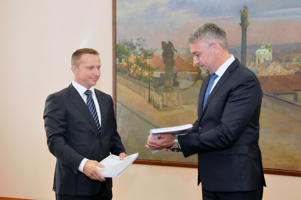 Ministr Lubomír Metnar si s jednatelem společnosti Eldis Milanem Stupkou vyměnili podepsané smlouvy