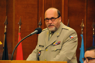 Jménem ministra obrany pozdravil účastníky slavnostního setkání ředitel VHÚ plukovník gšt. Aleš Knížek