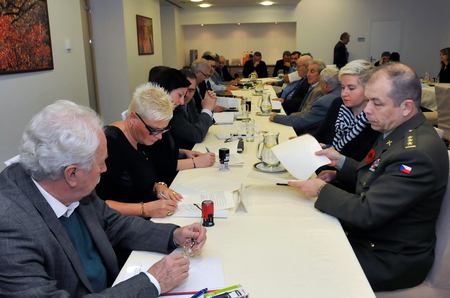 Podpis memoranda - to s plukovníkem Eduardem Stehlíkem podepsali Jiří Stanislav, Hana Moučková a Gabriela Havlůjová