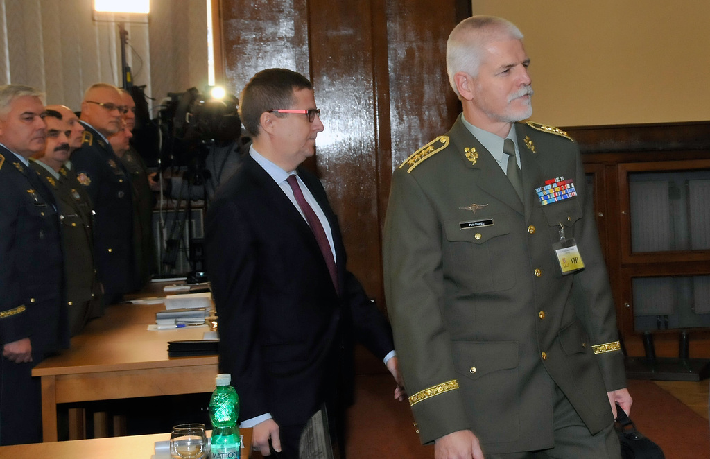 Předseda Vojenského výboru NATO armádní generál Petr Pavel přichází spolu se stálým představitelem ČR v Politickém a bezpečnostním výboru NATO Tomášem Szunyogem do hlavního sálu MO
