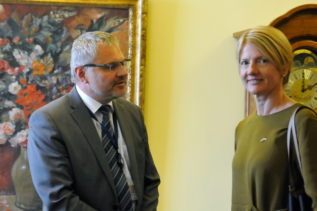 Velvyslankyně Estonské republiky Eva-Marie Liimets v rozhovoru se zástupcem náměstka pro řízení Sekce obranné politiky a strategie Radomírem Jahodou