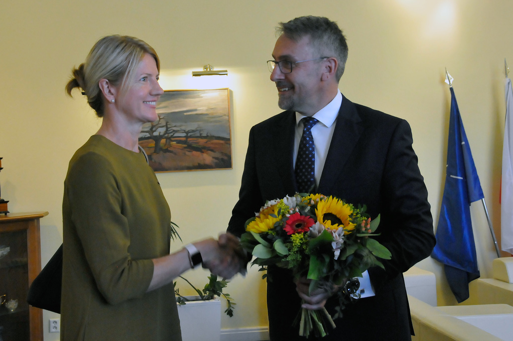 Paní velvyslankyni Evu-Marii Liimets přivítal ve své pracovně ministr obrany Lubomír Metnar