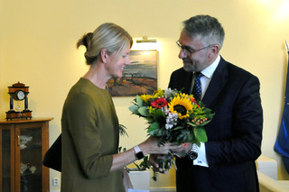 ... a předal jí kytici