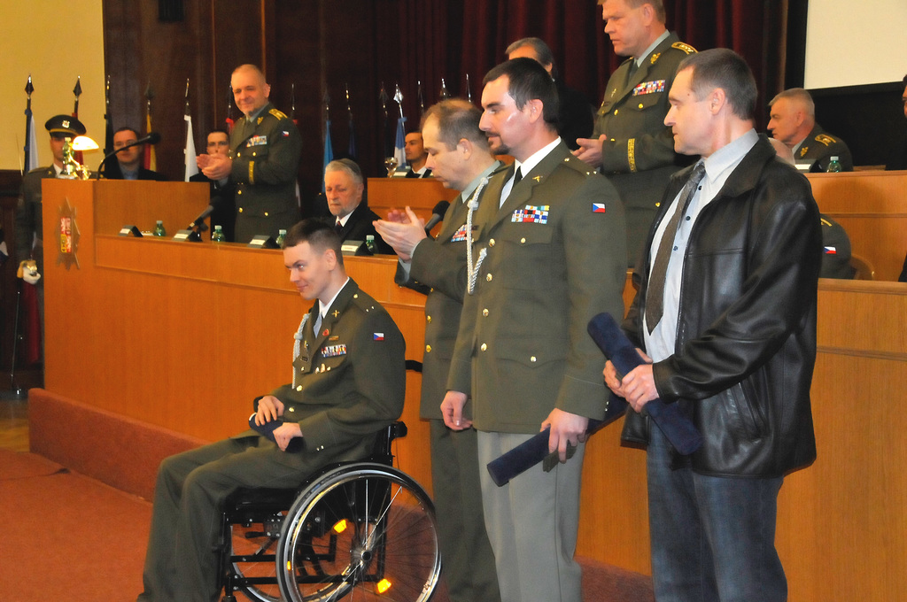Jmenovací dekrety mohli převzít pouze tři ze čtyř válečných veteránů - zleva: desátníci Lukáš Hirka a Vladimír Šupa, spolu s nimi rotný Ivan Vorel