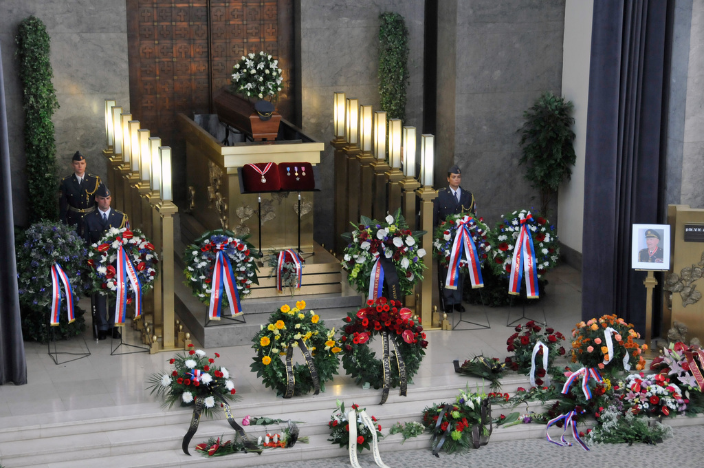 Ze smutečního obřadu ve velké síni krematoria v pražských Strašnicích