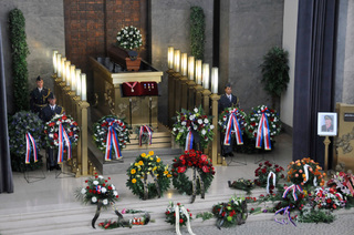 Ze smutečního obřadu ve velké síni krematoria v pražských Strašnicích