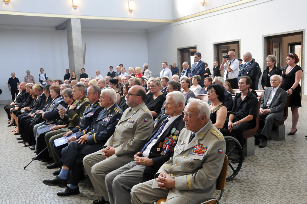 Poslední sbohem přišli dát spolu s rodinou plukovníku v. v.  Aloisi Dubcovi přátelé i známí