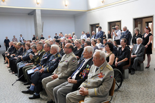 Poslední sbohem přišli dát spolu s rodinou plukovníku v. v.  Aloisi Dubcovi přátelé i známí