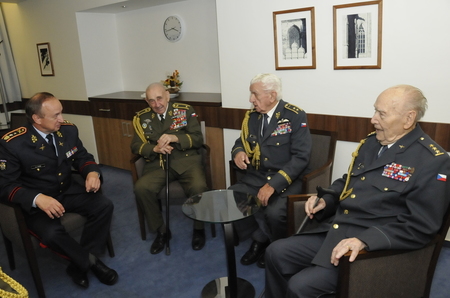 Náčelník Vojenské kanceláře prezidenta republiky generálmajor Jan Kaše v rozhovoru s válečnými veterány, generály Václavem Kuchyňkou, Emilem Bočkem a plukovníkem Aloisem Dubcem
