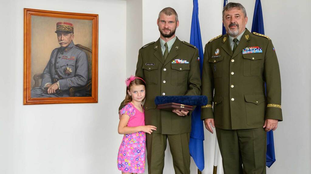 Generál Opata ocenil četaře Vránu za záchranu života