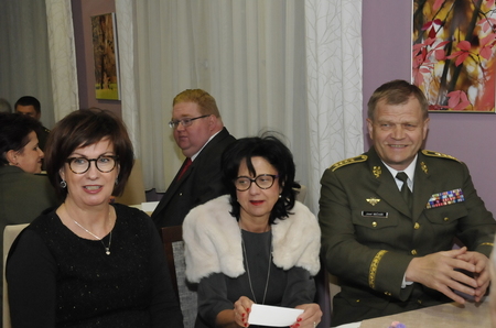 Mezi veterány do hotelu DAP zavítali náměstkyně ministra obrany Alena Netolická a náčelník GŠ AČR armádní generál Josef Bečvář s manželkou