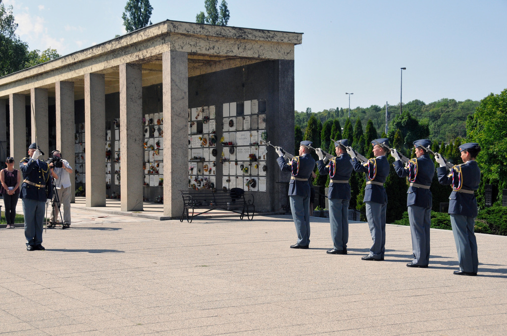 Čestné salvy v podání příslušníků Čestné stráže AČR