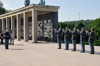 Čestné salvy v podání příslušníků Čestné stráže AČR