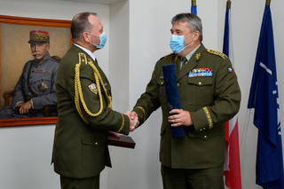 Ilustrační obrázek ke článkuGenerál Opata ocenil rektora Univerzity obrany