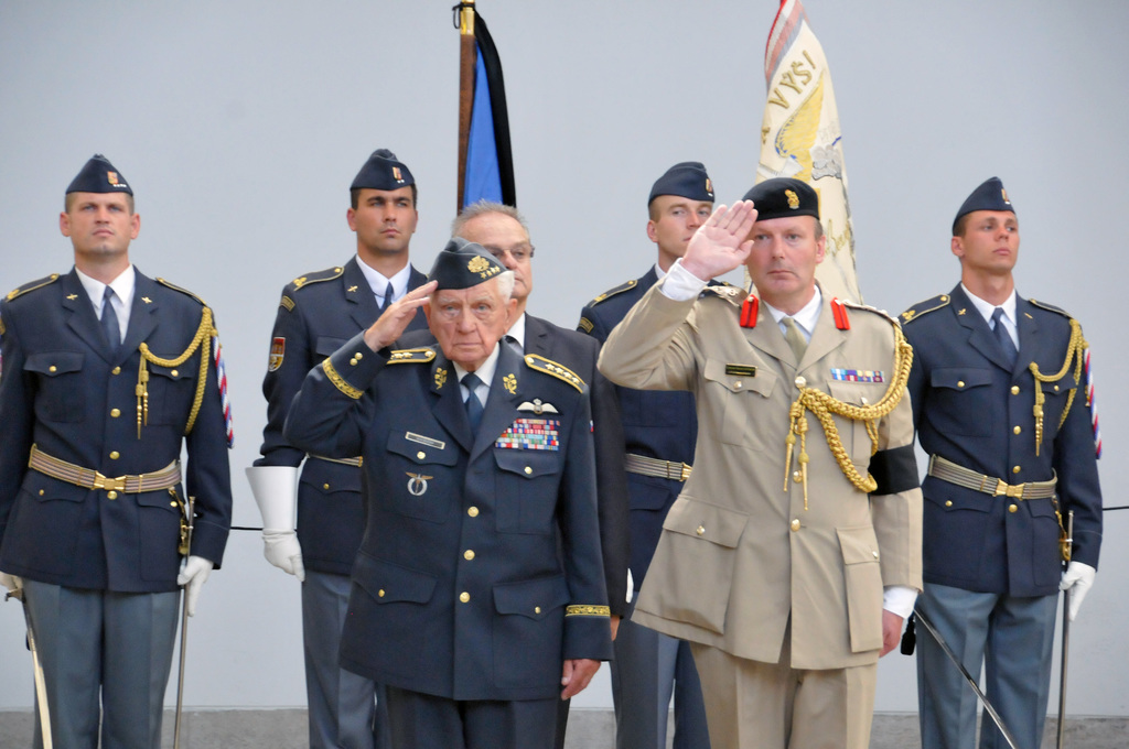 Poslední rozloučení pilota RAF armádního generála Emila Bočka a přidělence obrany Velké Británie v ČR plukovníka Davida Catmura s válečným veteránem plukovníkem v. v. Aloisem Dubcem